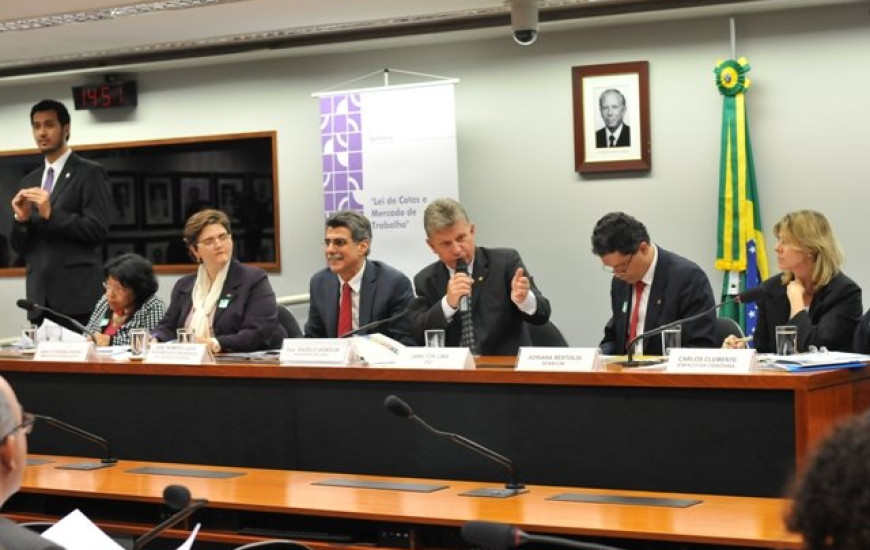Deputado Agnolin, durante seminário