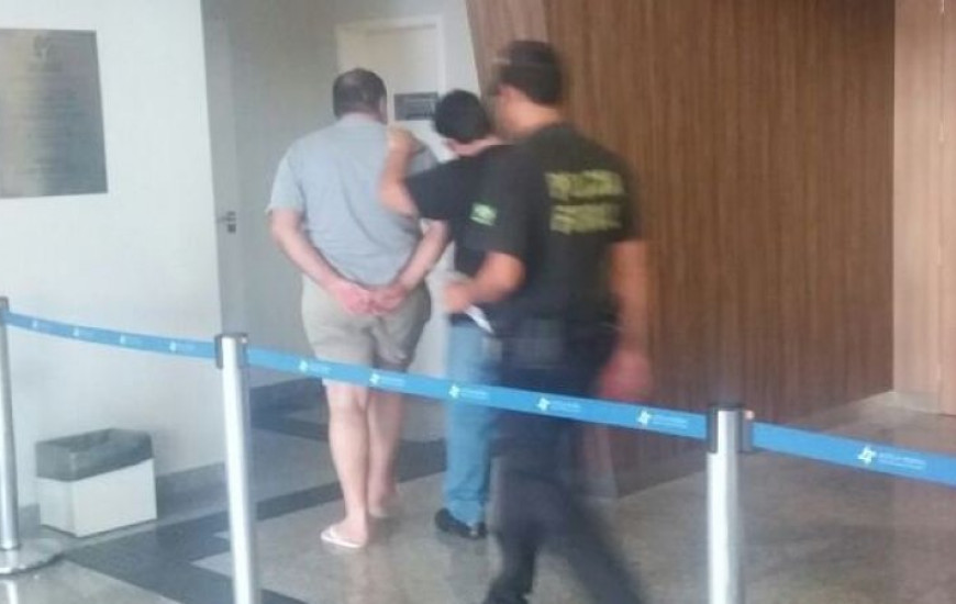 Wilmar sendo levado por agentes da PF