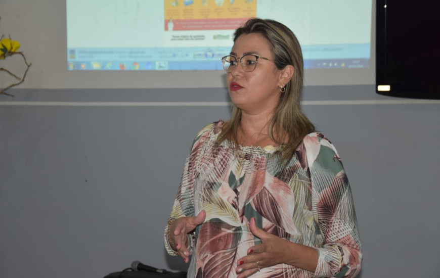 Secretária Anna Crystina Brito