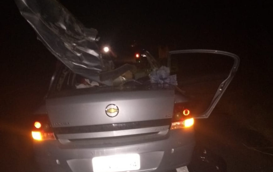 Carro ficou parcialmente destruído com o impacto
