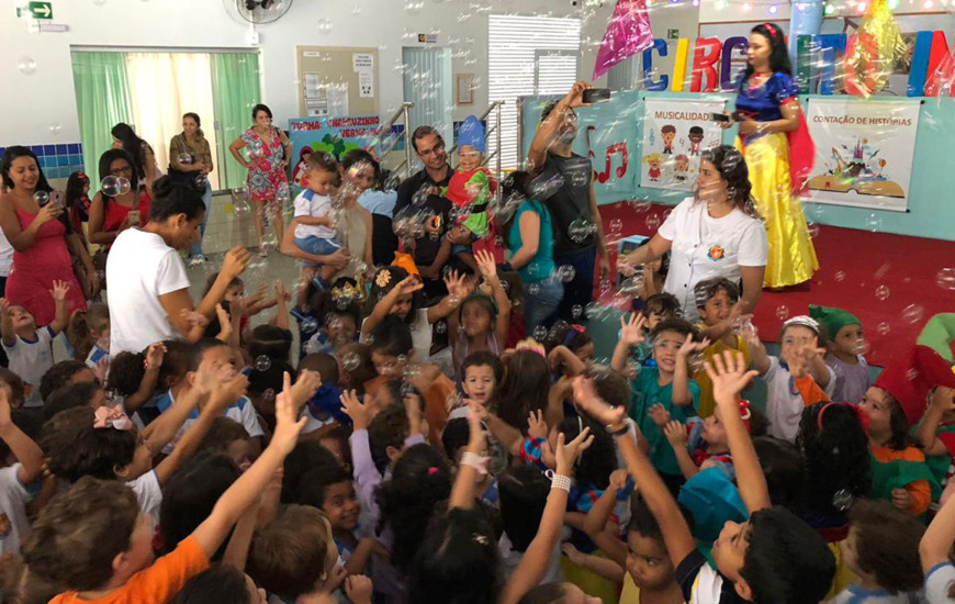 Crianças se divertem durante Circuito Cultural