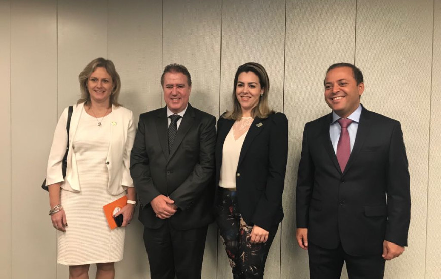 Cinthia ao lado do presidente da FNP, Jonas Donizette e demais representantes 