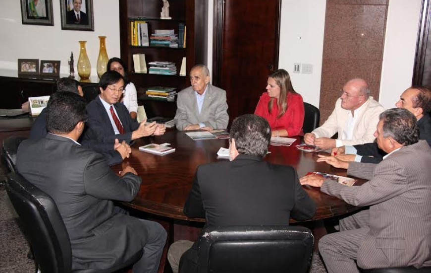 Claudia Lelis recebe Charles Andrew Tang