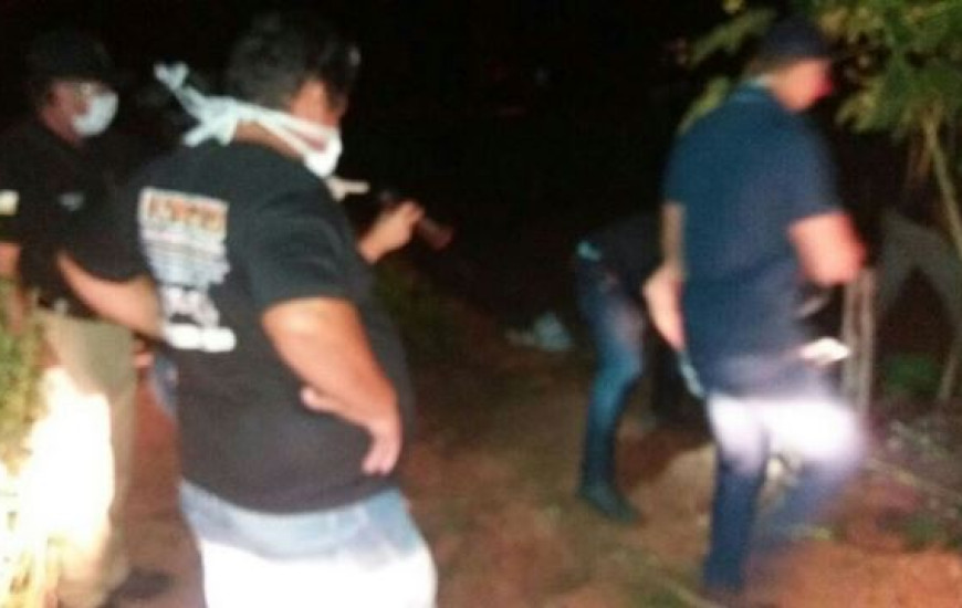 Policiais desenterram o corpo da vítima