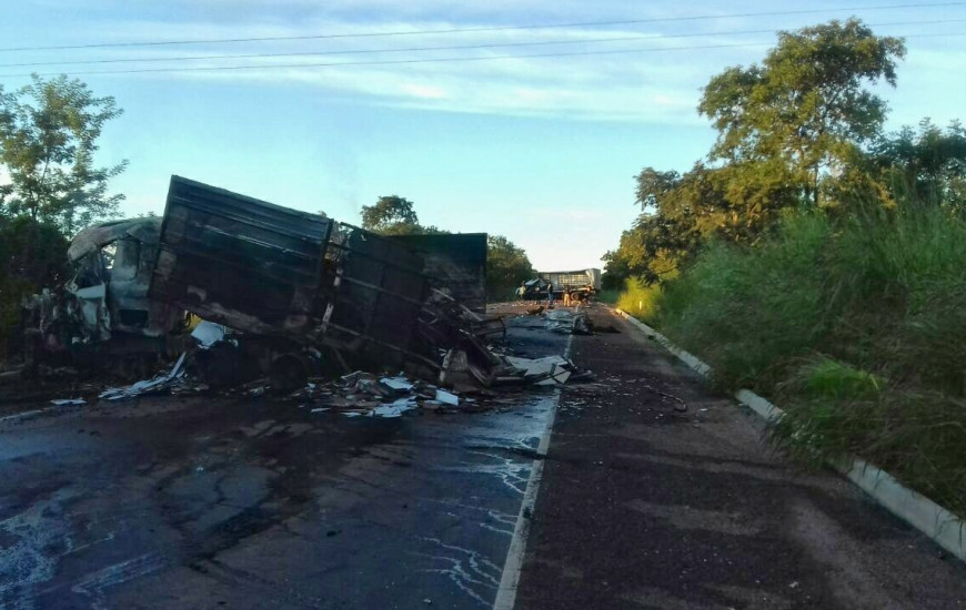 Os veículos incendiaram após a colisão
