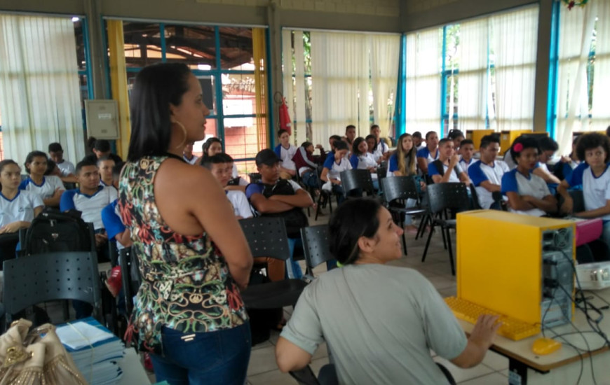 Aproximadamente 100 jovens do ensino médio participaram
