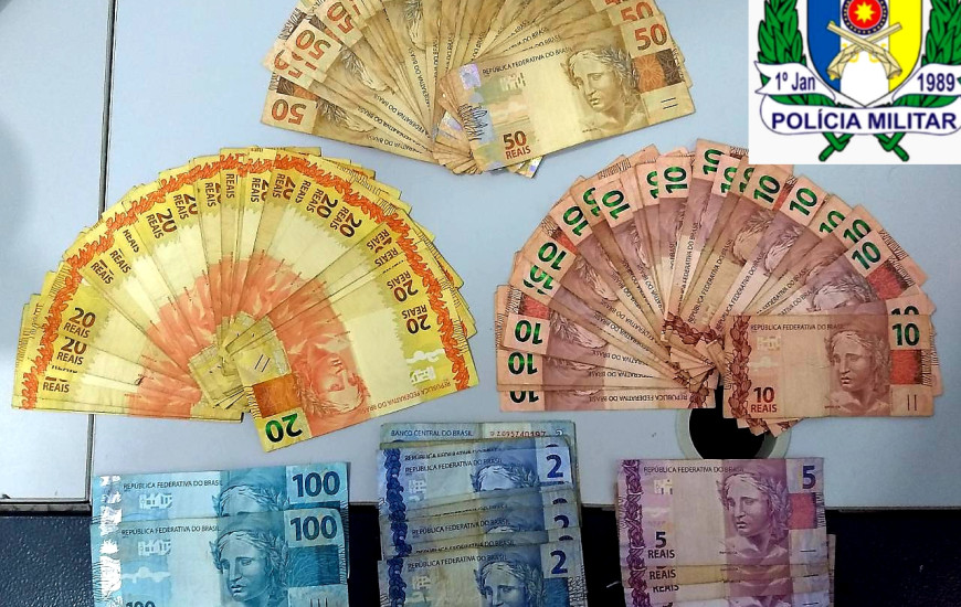 Dinheiro apreendido pela Polícia Militar na ação