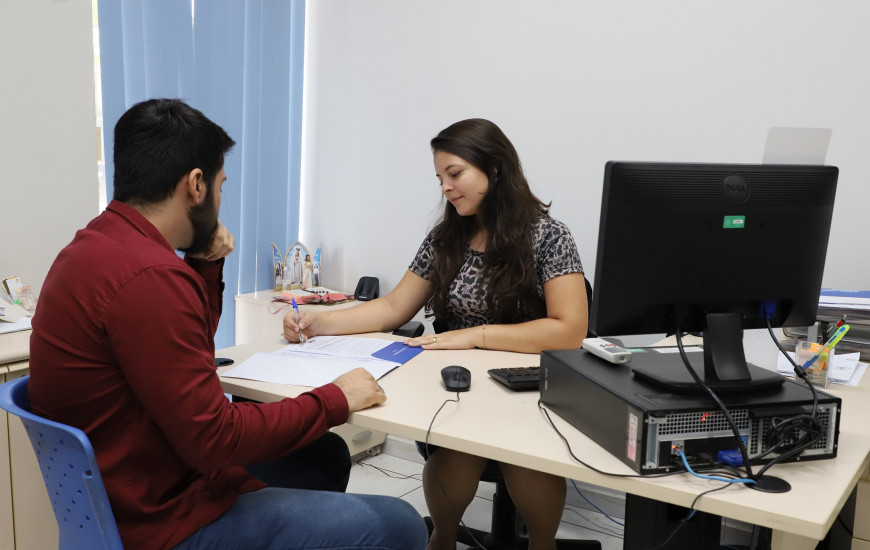 Vagas para estudantes de nível médio e superior. 