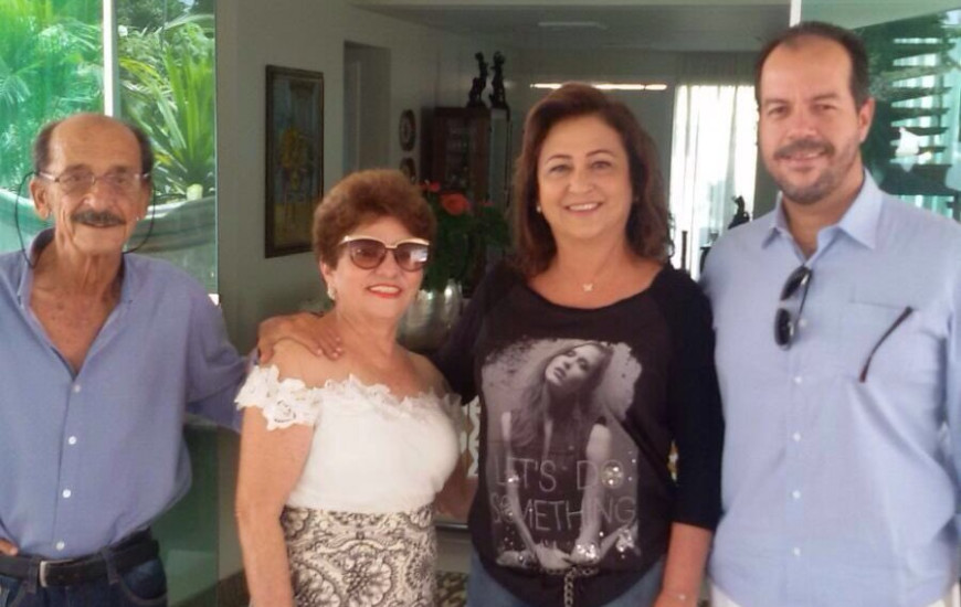 Ministra divulga foto com o pai e a família