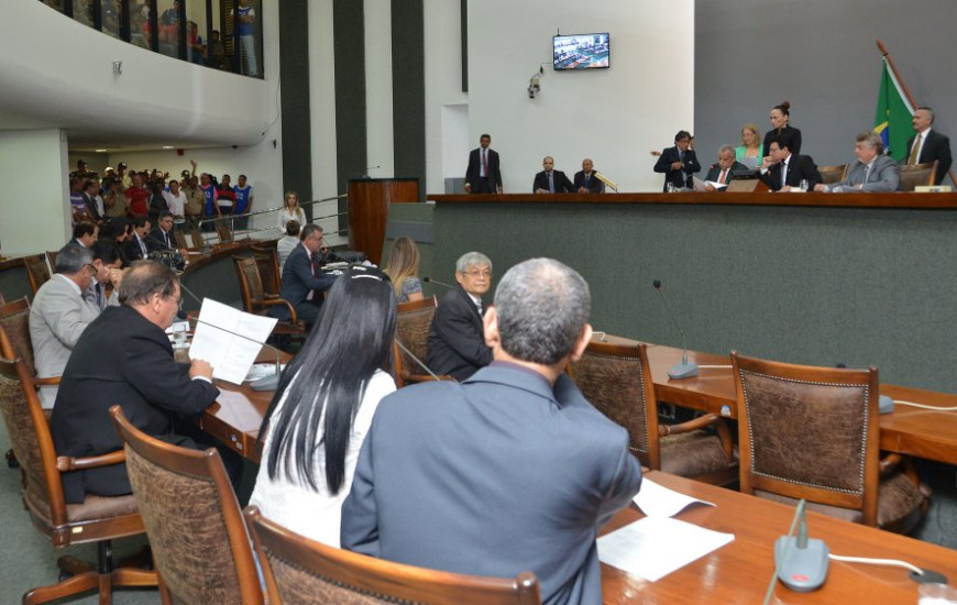 Deputados aprovam matérias em dois turnos
