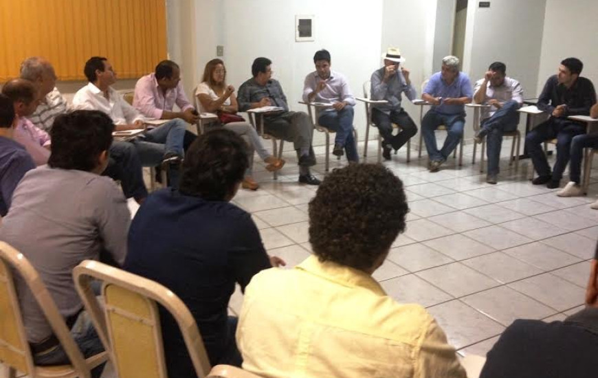 Representantes dos 12 partidos se reuniram ontem