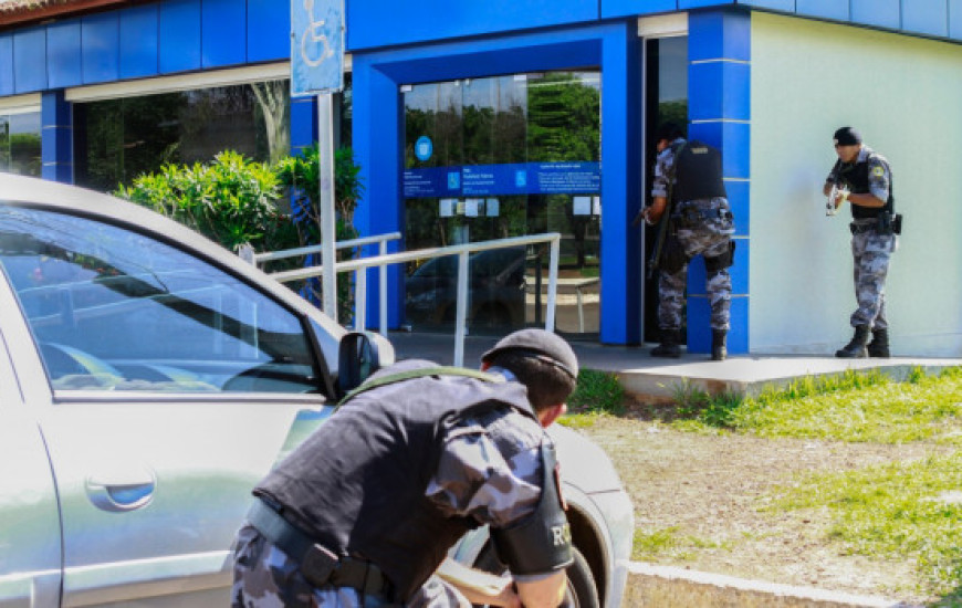 Militares simulam evento e fazem treinamento do efetivo policial