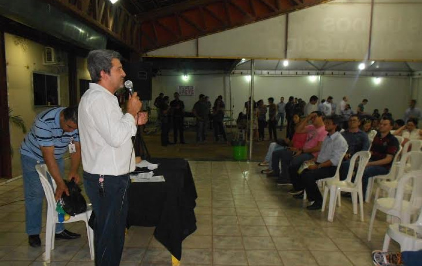 Bancários votam por greve em assembleia