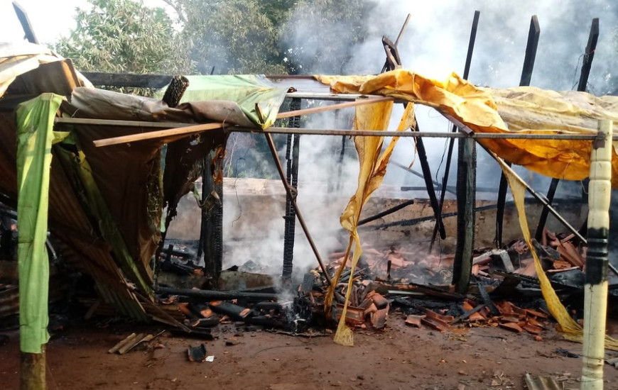Casa ficou completamente destruída após incêndio