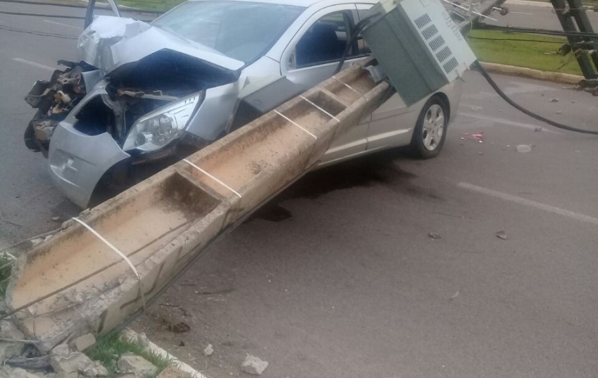 Postes são derrubados em acidente