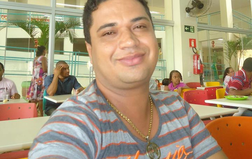O corpo de Vânio chega à Paróquia Santo Expedito por volta das 15h