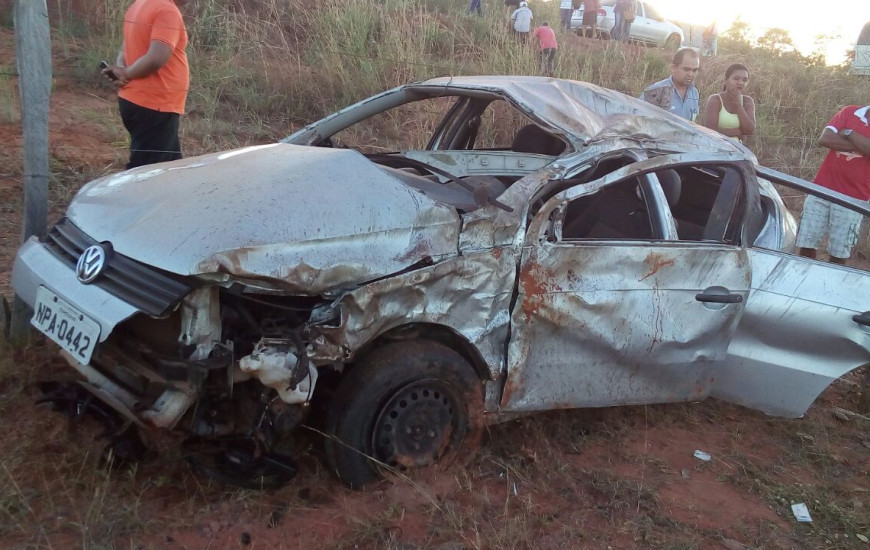 Veículo ficou destruído após acidente