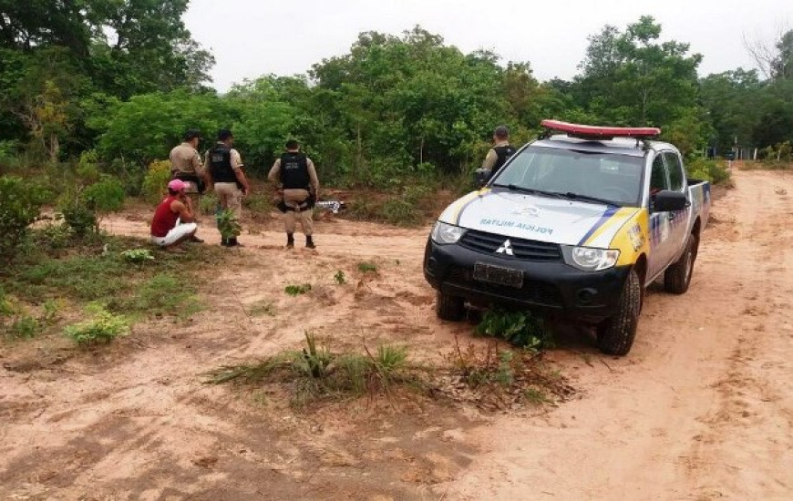O corpo da vítima foi localizado em uma área de matagal