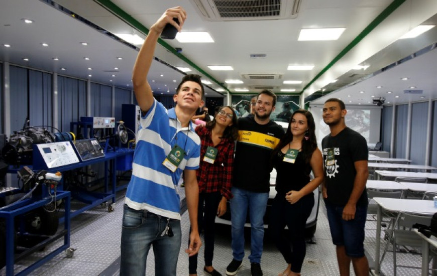 Felipe Fraga esteve na Unidade Móvel Automotiva do Senai