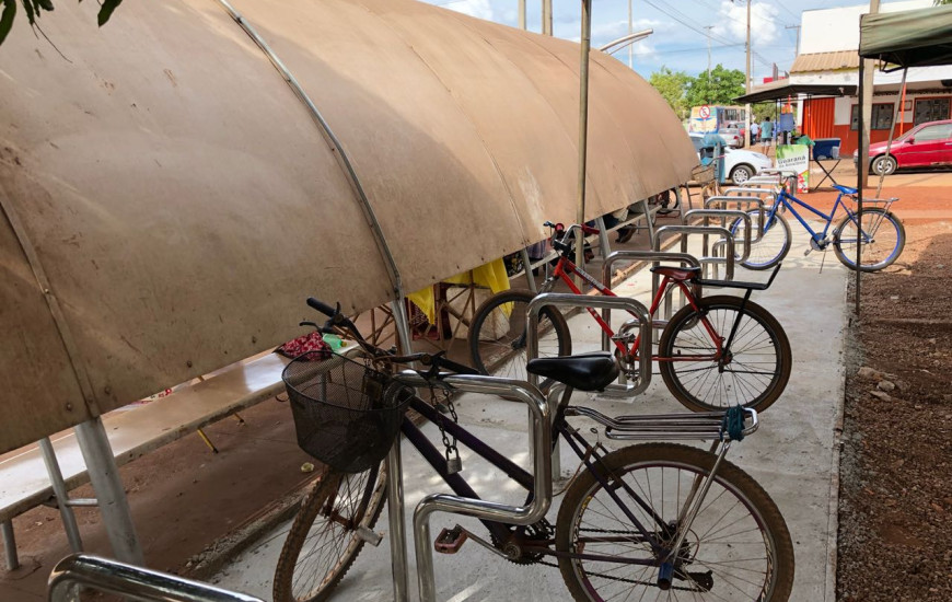 Bicicletários estão espalhados em pontos estratégicos da cidade
