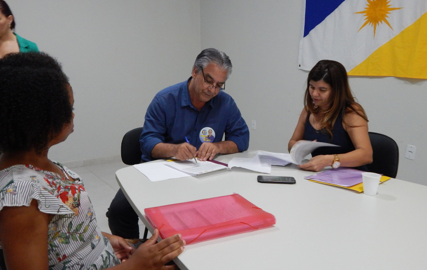 César Simoni assina termo de compromisso com infância e adolescência