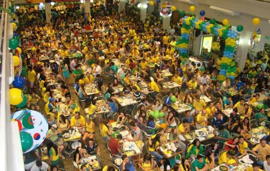 Torcedores lotam praça de alimentação