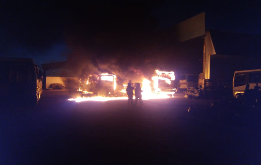 Bombeiros controlam chamas em garagem