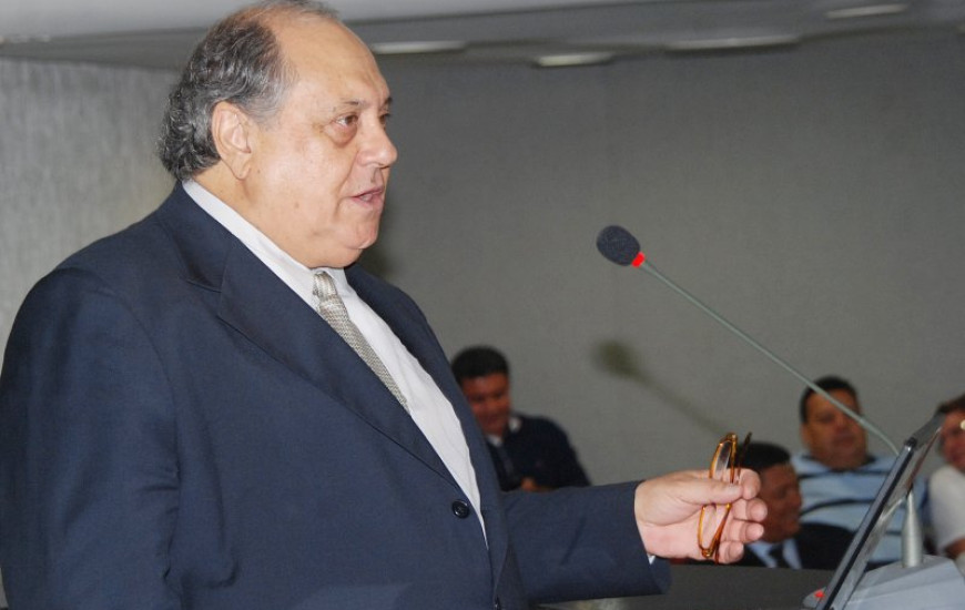 Mario Frota em discurso na AL