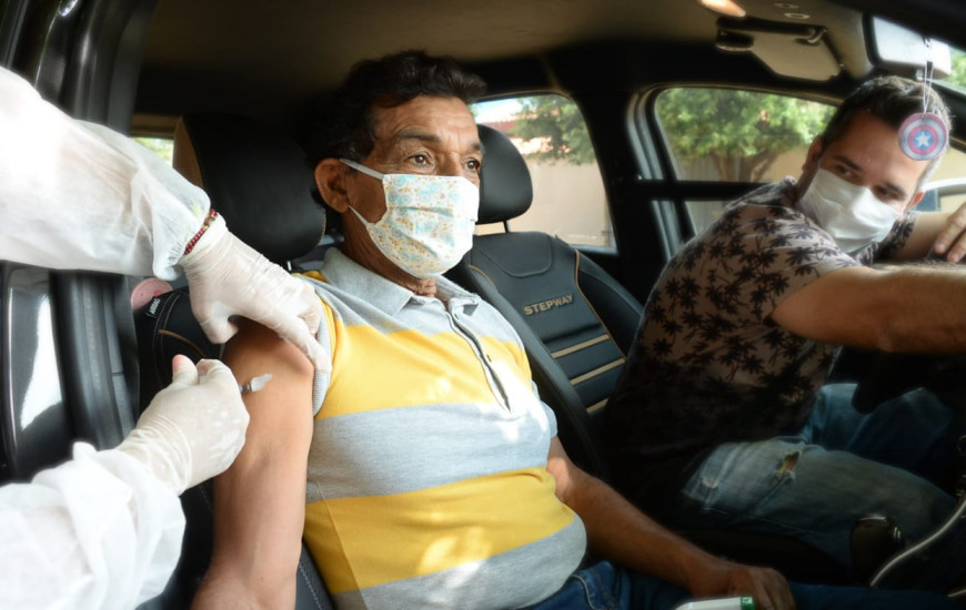 João Martins de Sousa, 72 anos, se emocionou ao tomas a vacina