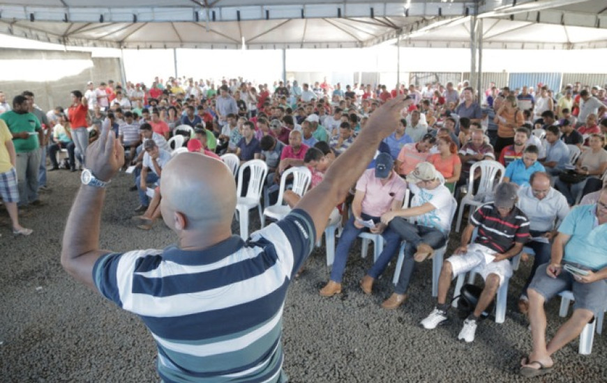 190 veículos, entre motos e carros, foram leiloados