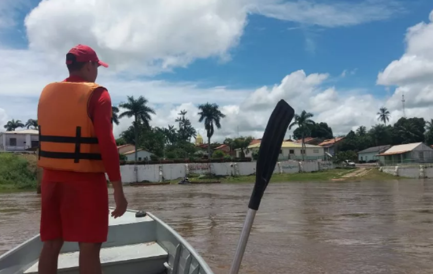 Bombeiros, Marinha e ribeirinhos realizaram buscas