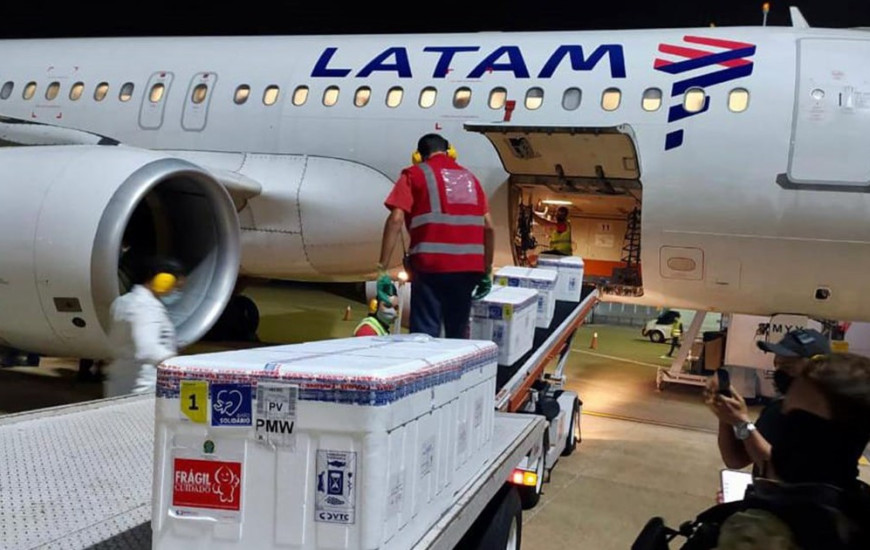 A chegada de vacinas Coronavac no aeroporto Brigadeiro Lysias.