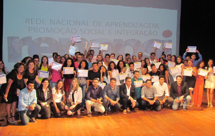 Jovens recebem certificado