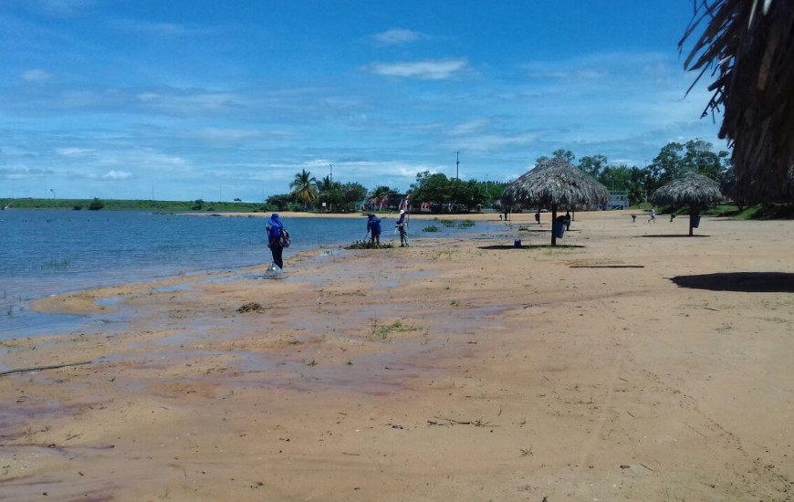 Serviços de limpeza em praia da capital 