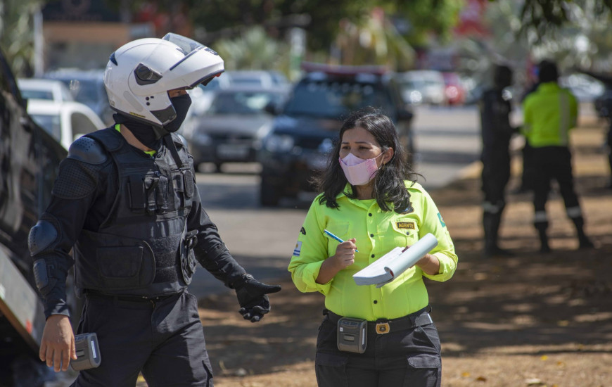 Agentes de Trânsito e Transporte durante fiscalização com apreensão de veículos