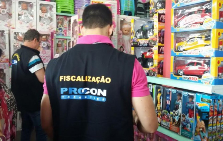 Fiscais do Procon pesquisam preços de brinquedos