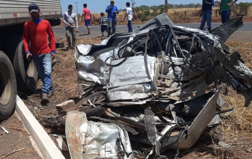 Veículo de passeio ficou completamente destruído