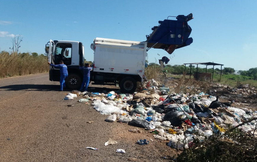 Lixo descartado à beira de rodovia, incomodando quem circula pelo local.