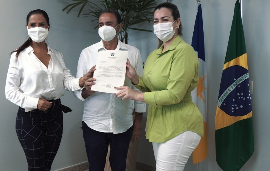 Vereadora Solange Duailibe (PT), Vilela e a prefeita Cinthia Ribeiro.