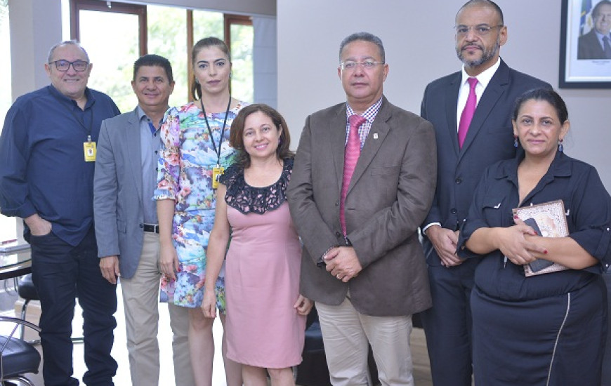 Tom Lyra em reunião com representantes de empresa aérea