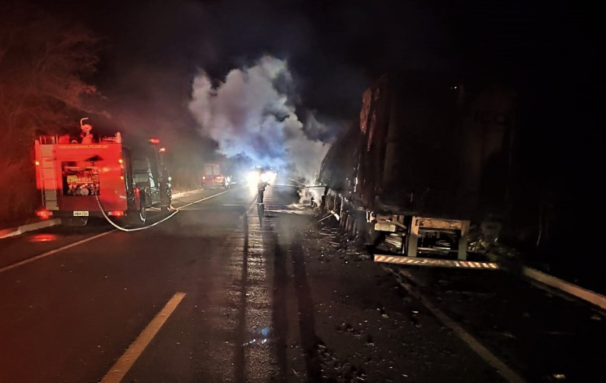 Bombeiros militares no combate às chama em carreta