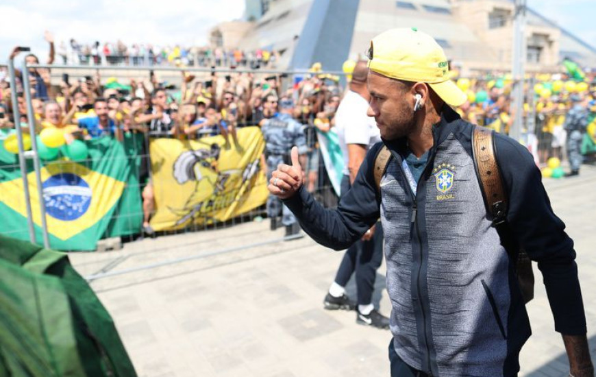 Atletas fizeram questão de acenar para os torcedores