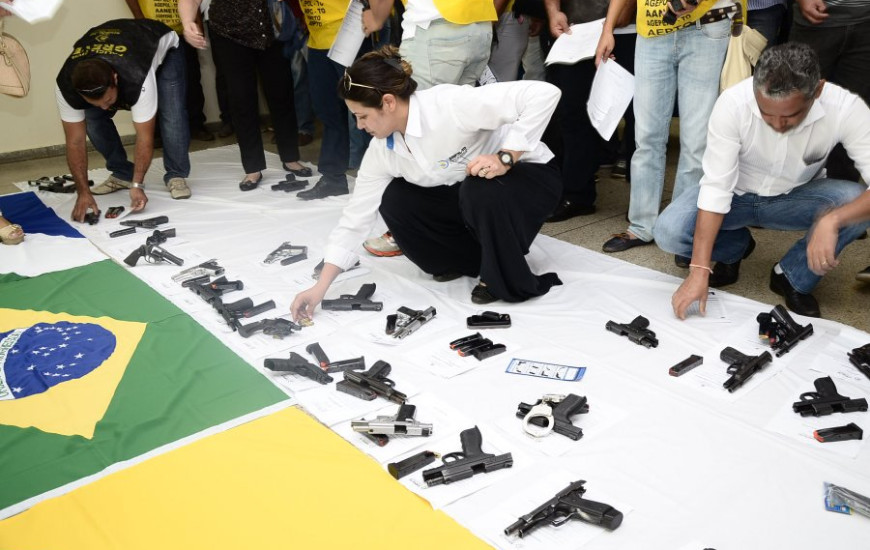Grevistas devolvem armas