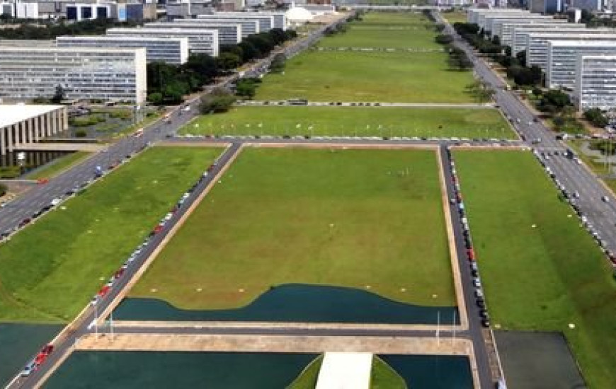 Governo fecha acordos com servidores federais