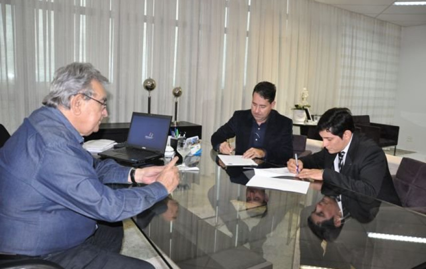 Assinatura de convênio
