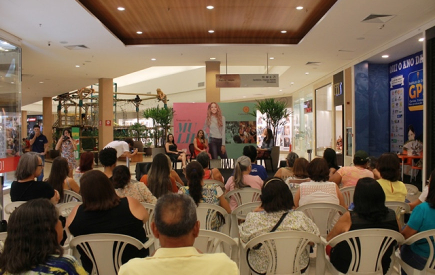 Mulheres tiram dúvidas em talk show