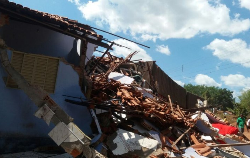 Carreta derruba casa localizada próximo à BR-153