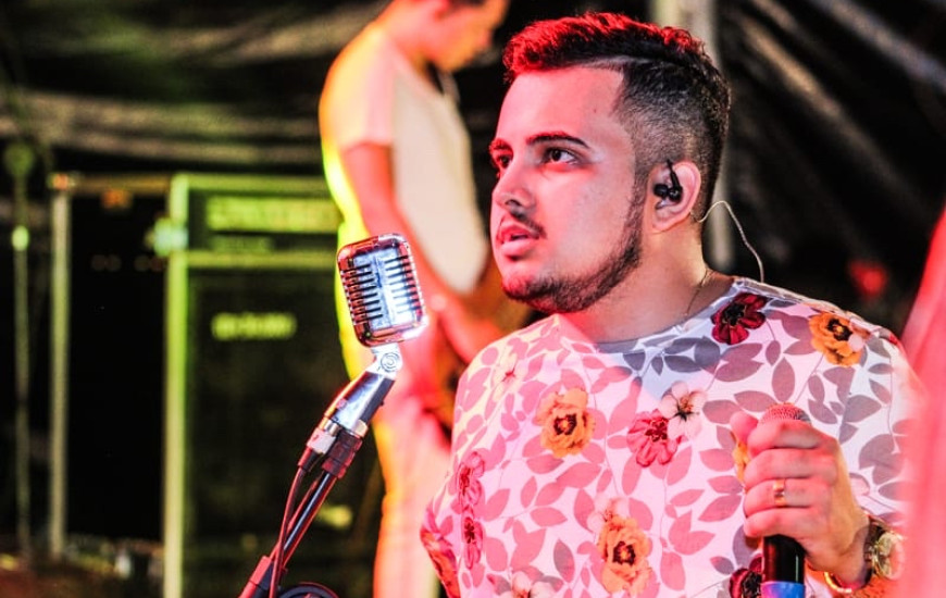 Cantor Junior Ferri.