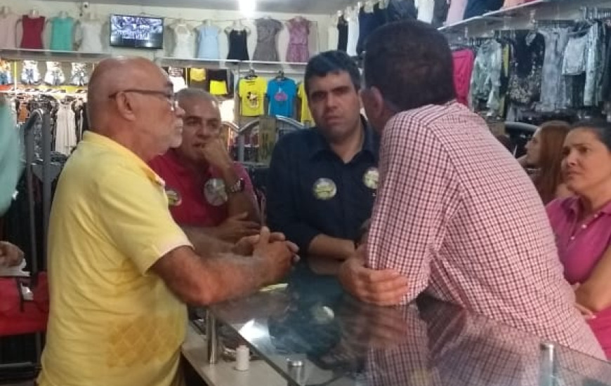 Mourão, Ayres e Amastha fazem visitas a comércios