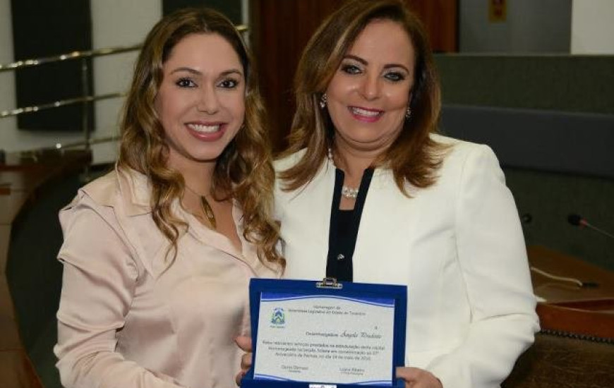 Luana homenageia desembargadora Ângela Prudente